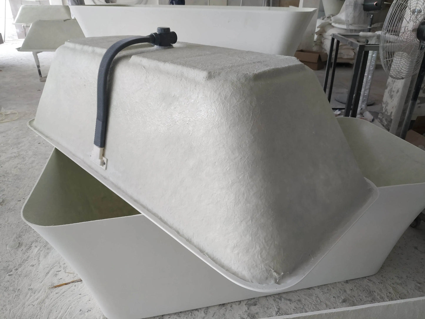 European Design Glossy White Acrylic Solid Surface Freestanding Soaking Bathtub for Hotel