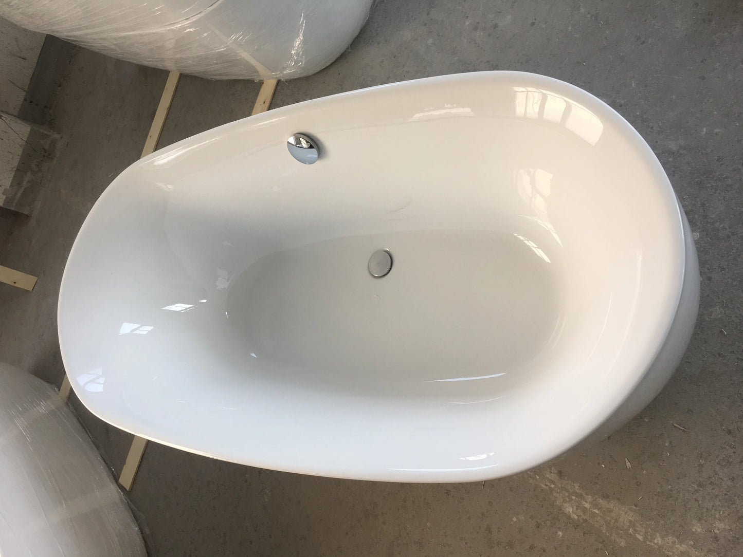 European Design Glossy White Acrylic Solid Surface Freestanding Soaking Bathtub for Hotel