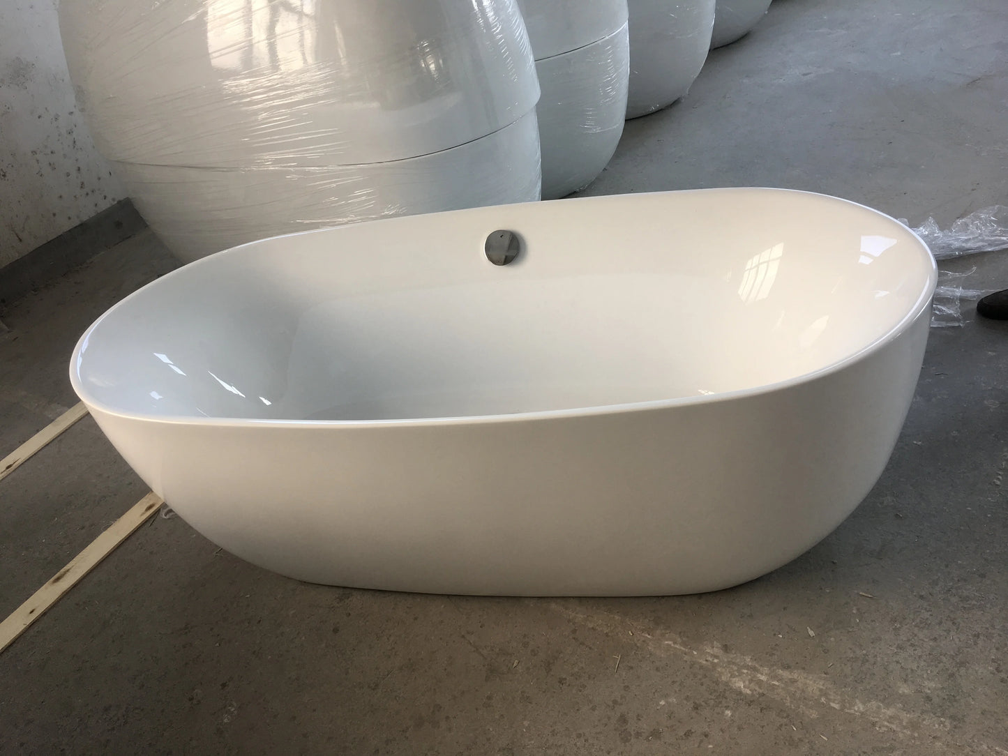 European Design Glossy White Acrylic Solid Surface Freestanding Soaking Bathtub for Hotel